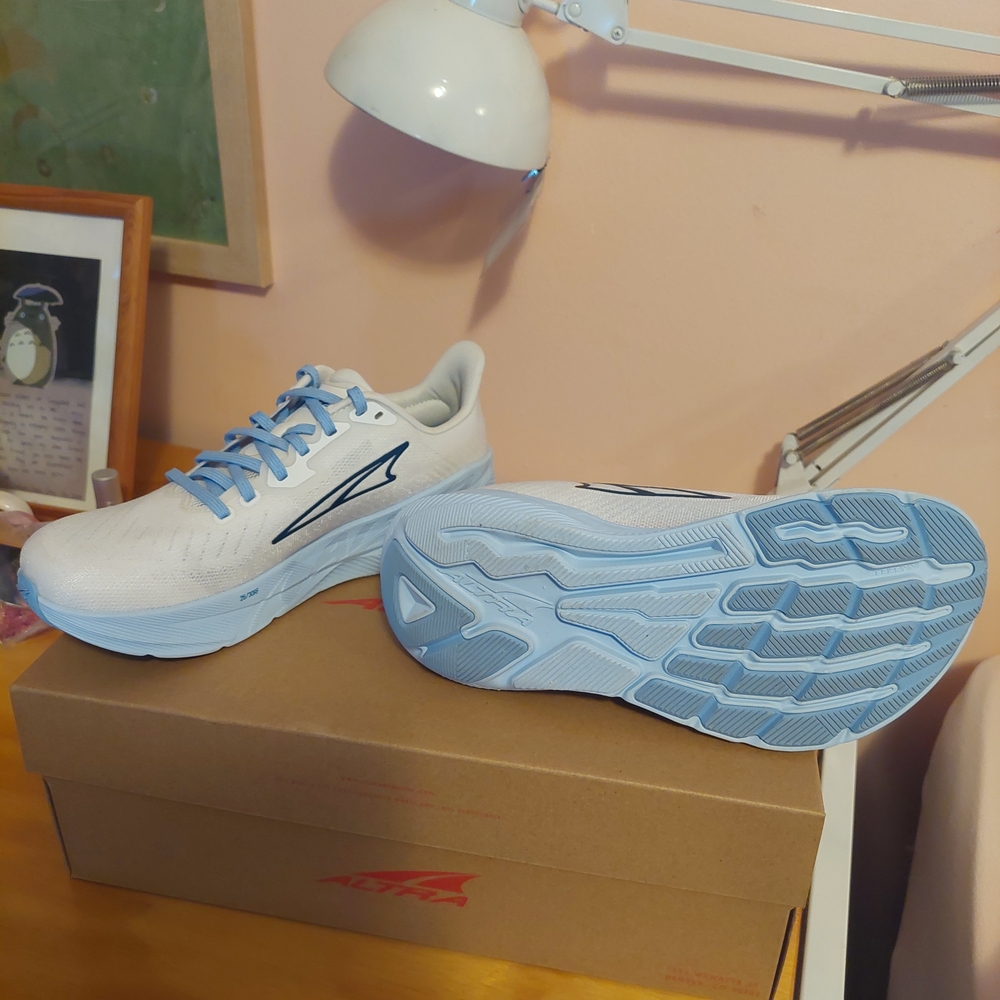 Altra Experience Flow Womens US 9 - Practically New